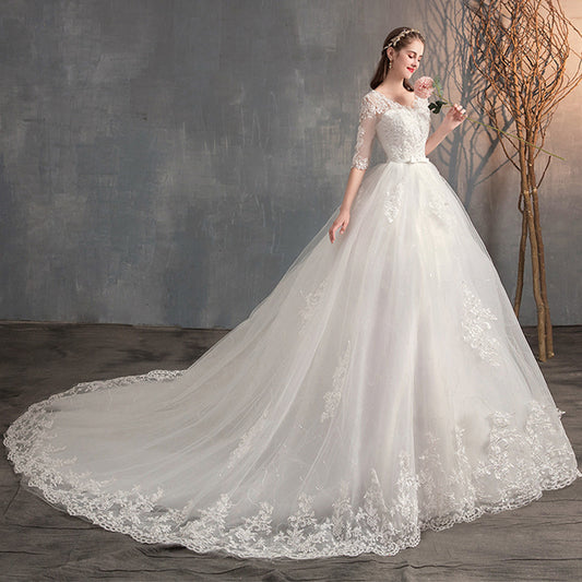 Découvrez notre magnifique robe de mariée avec décolleté en V et manches longues