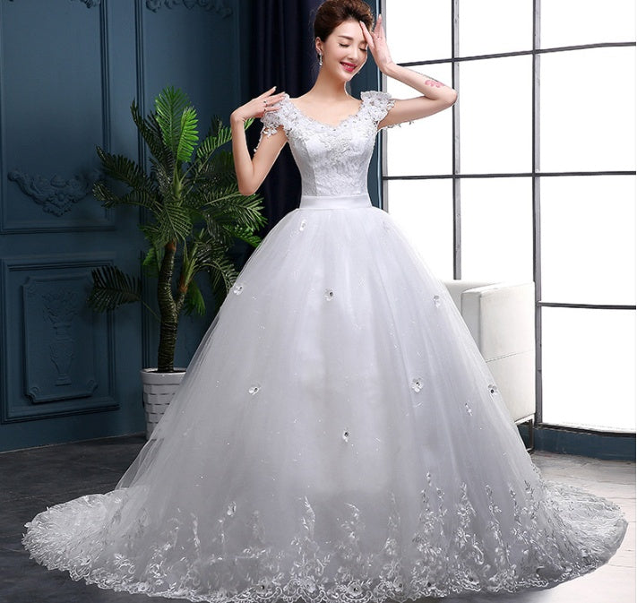 Découvrez notre magnifique robe de mariée à longue traîne !