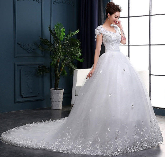 Découvrez notre magnifique robe de mariée à longue traîne !