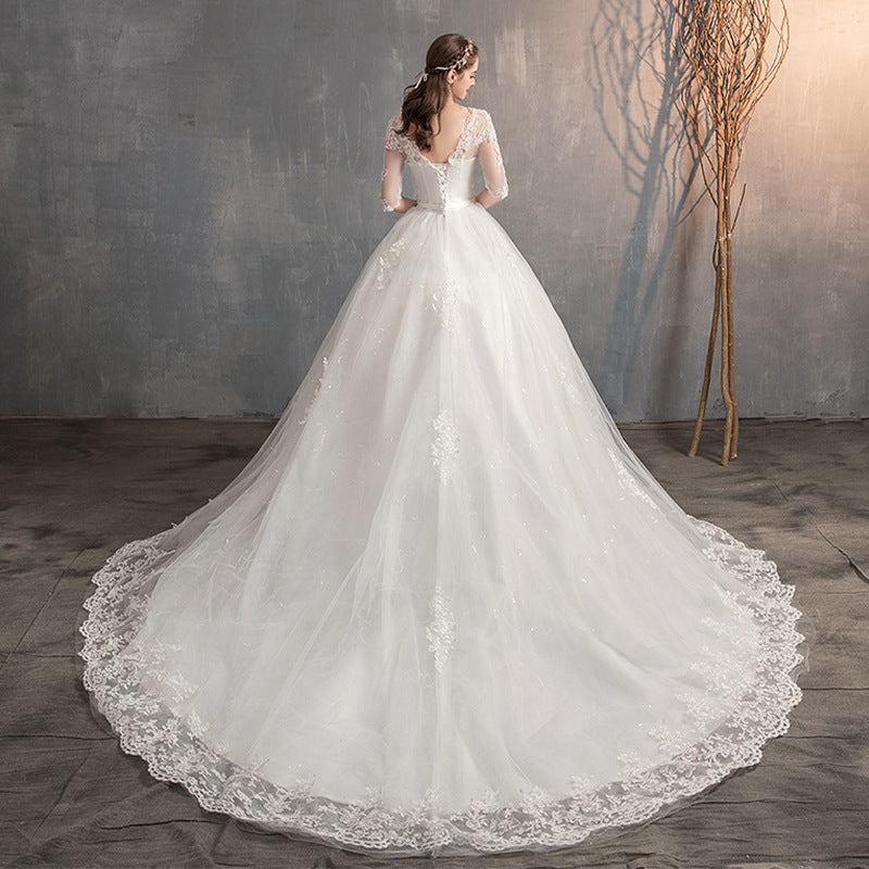 Découvrez notre magnifique robe de mariée avec décolleté en V et manches longues