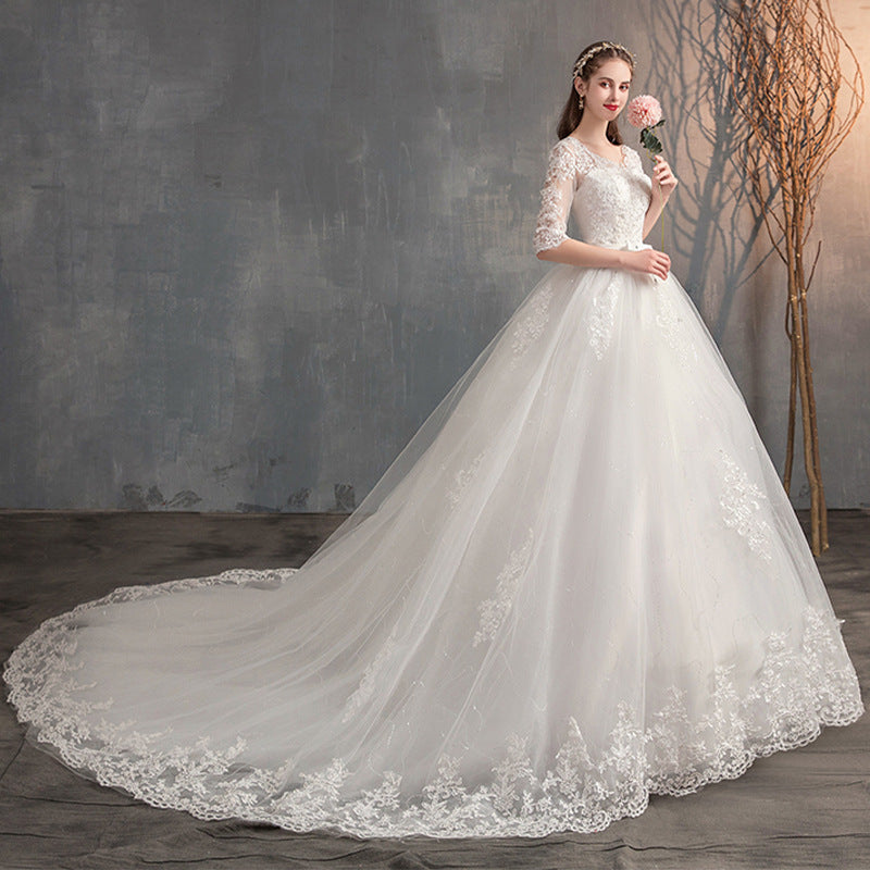 Découvrez notre magnifique robe de mariée avec décolleté en V et manches longues