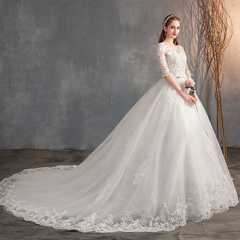 Découvrez notre magnifique robe de mariée avec décolleté en V et manches longues