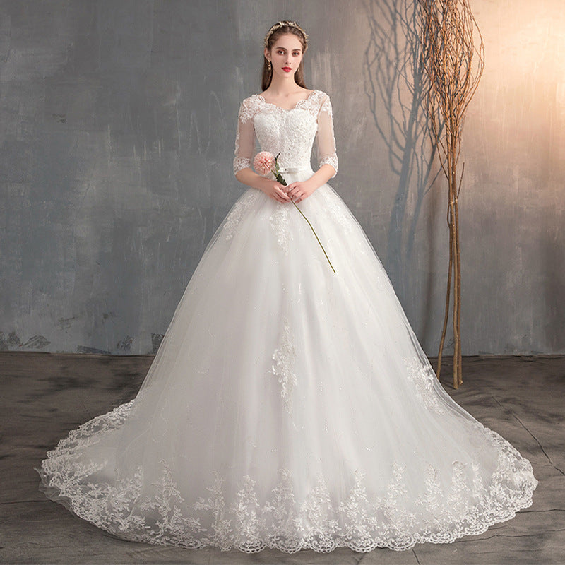 Découvrez notre magnifique robe de mariée avec décolleté en V et manches longues