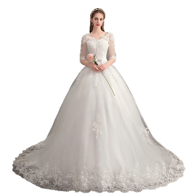 Découvrez notre magnifique robe de mariée avec décolleté en V et manches longues