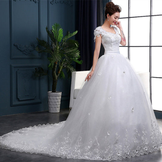 Découvrez notre magnifique robe de mariée à longue traîne !