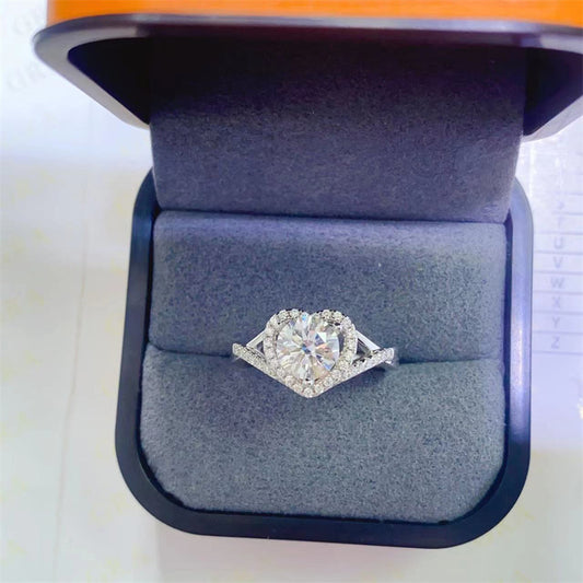 **Découvrez l'Élégance Éternelle : Bague en Moissanite Classique** Bague 1 Karat en Moissanite | Forme de cœur à bras torsadé